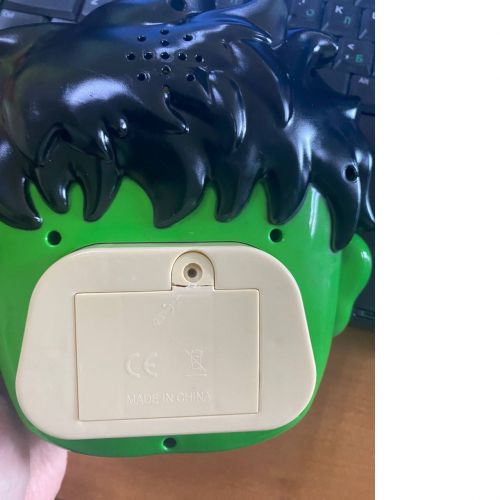 Уцінка. Електронна гра "Finger Press Pop-It Console: Халк" дефекти в роботі і зламанна ззаду кришка